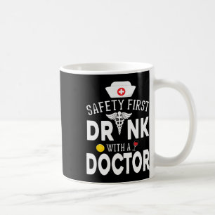Sicherheit Erstes Trinken von Wein mit einem Arzt  Kaffeetasse