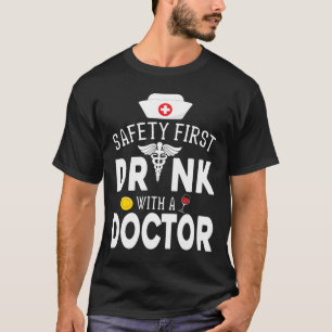 Sicherheit Erstes Trinken von Wein mit einem Arzt T-Shirt