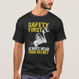 Sicherheit geht vor Immer Helm tragen Gabelstapler T-Shirt