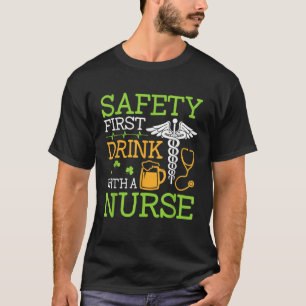 Sicherheit geht vor Trinke mit einem Krankenpflege T-Shirt