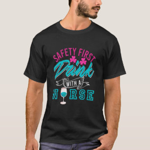 Sicherheit geht vor Trinken Sie mit einem anwesend T-Shirt