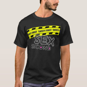 Sicherheit zuerst Humor Statement Grafik T-Shirt