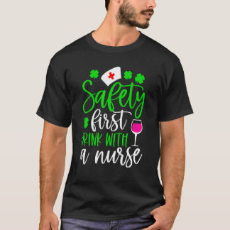 Sicherheit zuerst trinke mit einem Krankenpfleger T-Shirt