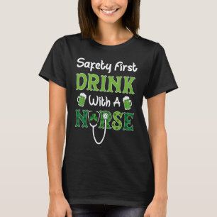 Sicherheit zuerst trinke mit einem Krankenpfleger T-Shirt