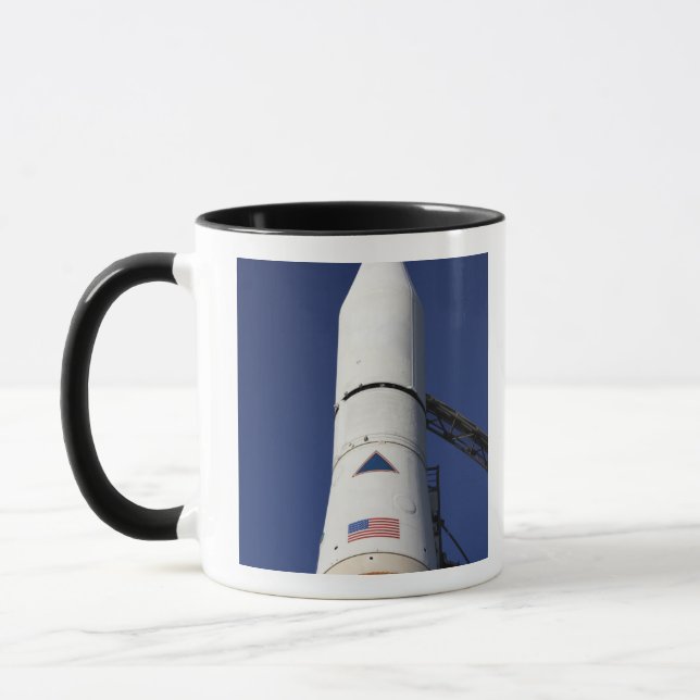 Sicht auf den Nasenkegel der Delta-IV-Rakete Tasse (Links)