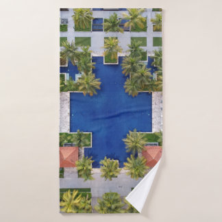 Sicht auf den Pool, umgeben von Palmen Badehandtuch