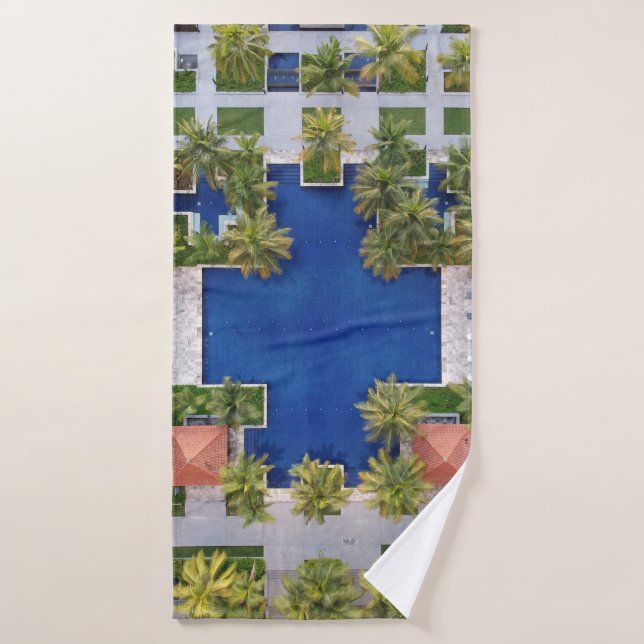 Sicht auf den Pool, umgeben von Palmen Badehandtuch (Badehandtuch)
