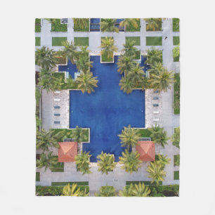 Sicht auf den Pool, umgeben von Palmen Fleecedecke