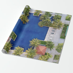 Sicht auf den Pool, umgeben von Palmen Geschenkpapier