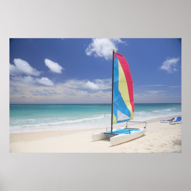 Sicht auf den Strand mit Segelboot Poster (Vorne)