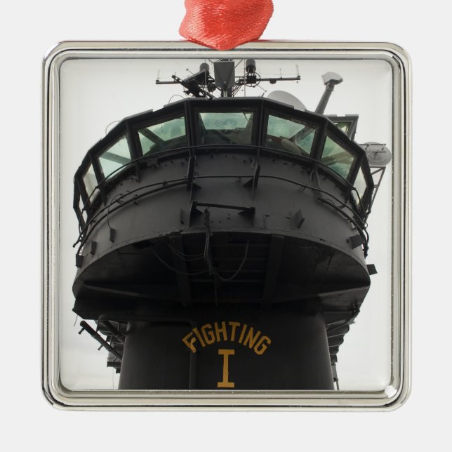 Sicht auf den vorderen Teil der Aufbaustruktur Silbernes Ornament (Vorne)