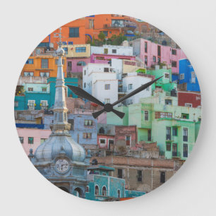 Sicht auf die Gebäude der Stadt Große Wanduhr