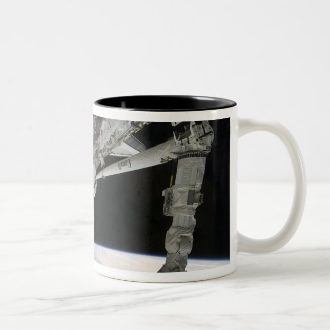 Sicht auf die Raumfähre-Entdeckung Zweifarbige Tasse (Rechts)