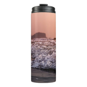 SICHT AUF DIE SAISHORE WÄHREND DER SONNE THERMOSBECHER