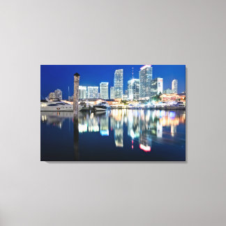Sicht auf die Skyline mit Reflexion im Wasser, Mia Leinwanddruck