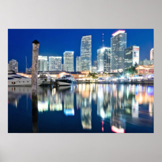 Sicht auf die Skyline mit Reflexion im Wasser, Mia Poster