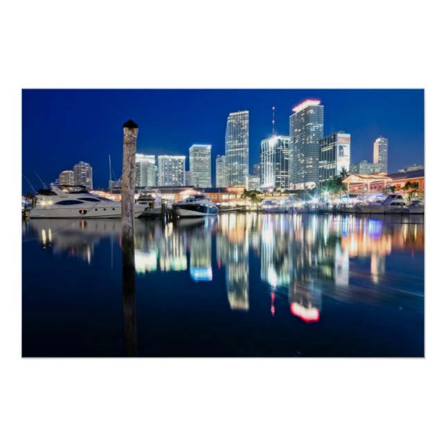 Sicht auf die Skyline mit Reflexion im Wasser, Mia Poster (Vorderseite)