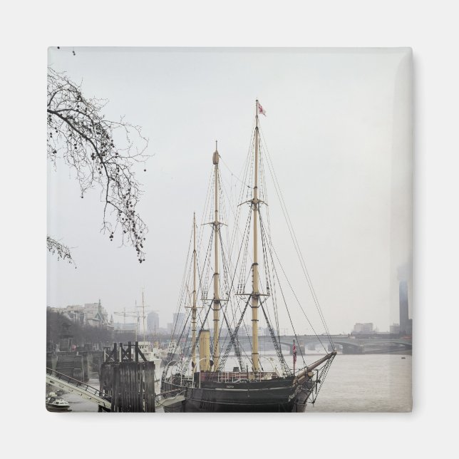 Sicht auf die Themse mit RRS Discovery Magnet (Vorne)