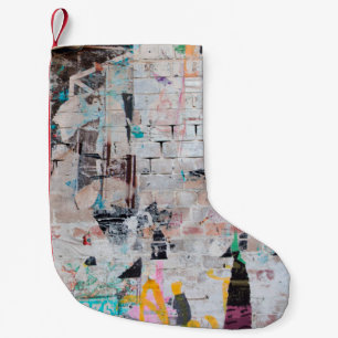 Sichtbare Wand aus verwittertem Backstein mit abge Kleiner Weihnachtsstrumpf