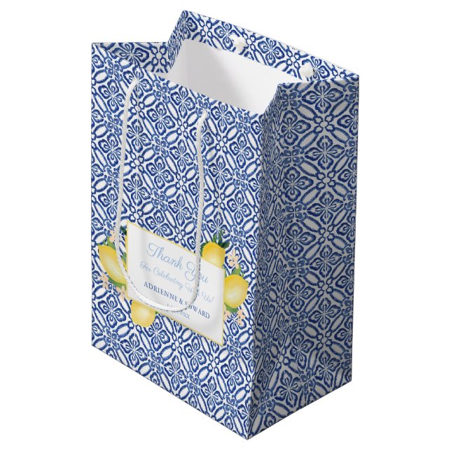 Sicilian Lemons Blue Tiles Gastgeschenk Hochzeit Mittlere Geschenktüte (Vorderseite Schrägansicht)