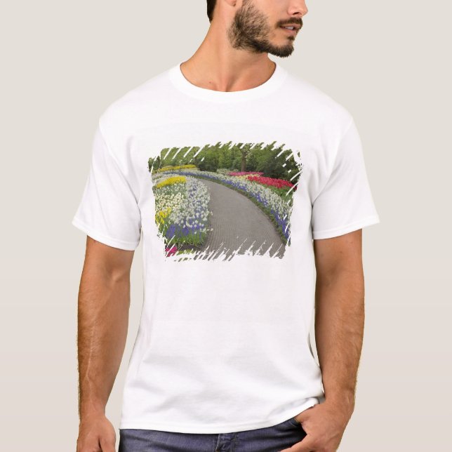 Sidewalk durch Tulpen und daffodils, 2 T-Shirt (Vorderseite)