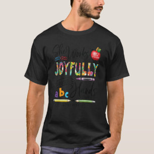 Sie arbeitet freudvoll mit ihrer Liebe Educator L T-Shirt
