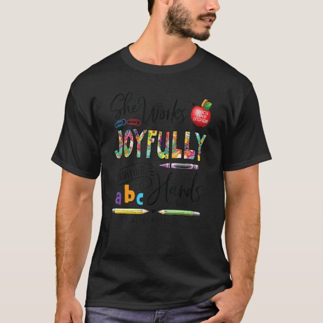 Sie arbeitet freudvoll mit ihrer Liebe Educator L T-Shirt (Vorderseite)
