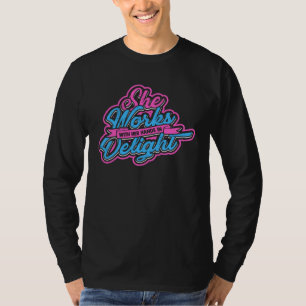 Sie arbeitet mit ihren Händen mit Freude Garn und T-Shirt