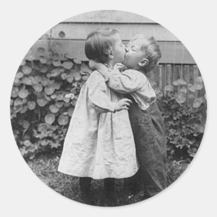 Sie bekommt den Penny, er bekommt den Kuss Runder Aufkleber