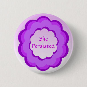 Sie bestand lila und rosa Blumen-Knopf fort Button