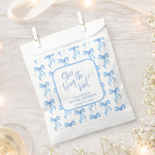 Sie bindet das Brautparty des Knotens Geschenktütchen