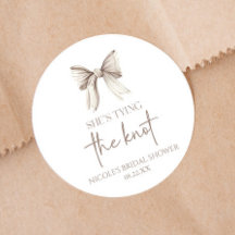 Sie bindet das Brautparty des weißen Bowes.