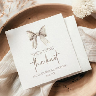 Sie bindet das Brautparty des weißen Bowes. Serviette