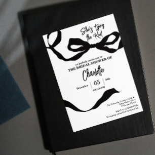 sie bindet das Brautparty schwarz-weiß an den Knot Einladung