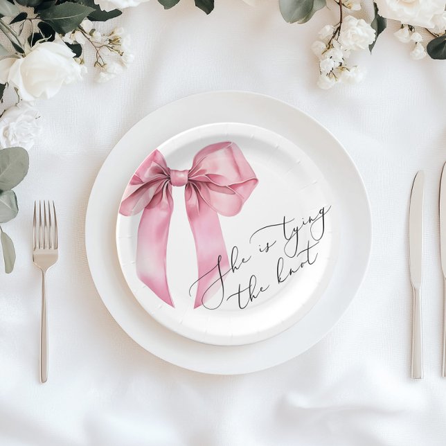 Sie bindet das knochenrosa Brautparty an Pappteller (Von Creator hochgeladen)