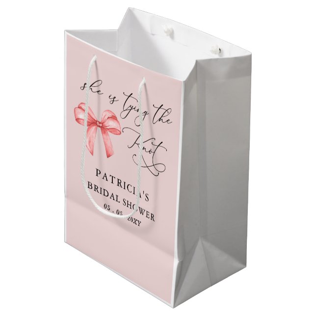 Sie bindet das knochenrosa Brautparty Mittlere Geschenktüte (Vorderseite Schrägansicht)