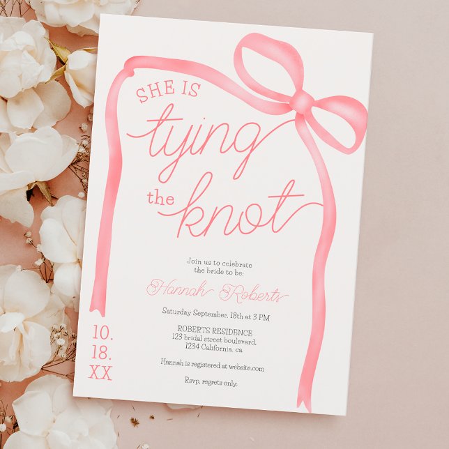 Sie bindet das knochenrosa Bugband-Brautparty Einladung (She's tying the knot pink bow ribbon bridal shower invitation)