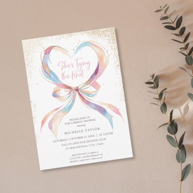 Sie bindet das knospenrosa Brautparty Invita Einladung (pastel watercolor pink bow ribbon forming a heart shape with gold glitter details bridal shower invi)