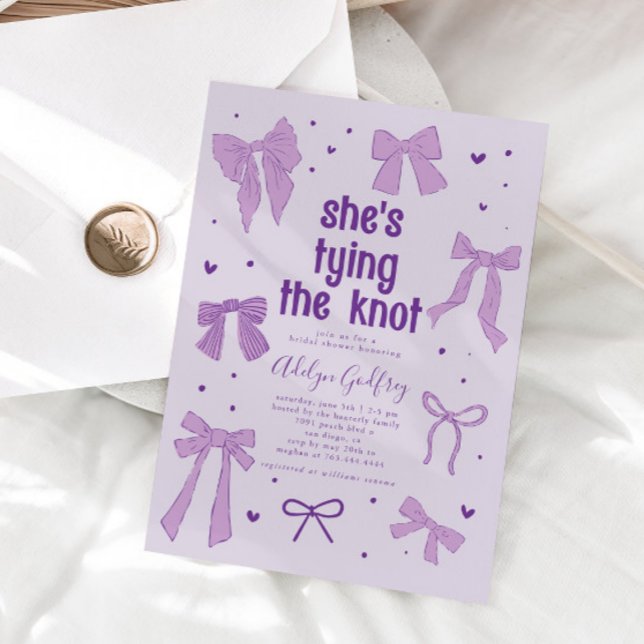 Sie bindet das Knot Purpl Bow Brautparty Invit Einladung (Von Creator hochgeladen)