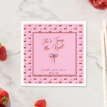 Sie bindet den Cocktail des Knot-Cherry-Brautparty