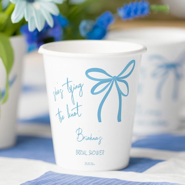 Sie bindet den knochenblauen Bandbogen, bedruckt Pappbecher (She's tying the knot blue ribbon bow coquette preppy bridal shower printed paper cups personalized )