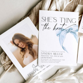 Sie bindet den knochenblauen Brautparty-Bogen Einladung