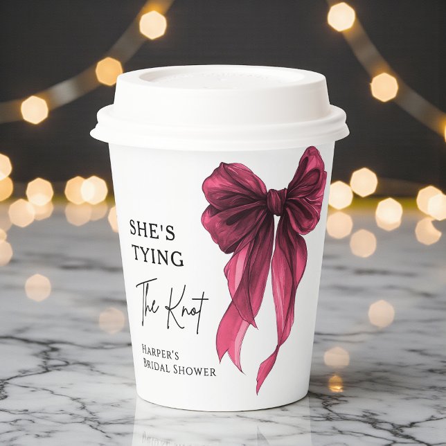 Sie bindet den Knoten - Rote Schleife - Brautparty Pappbecher (Von Creator hochgeladen)