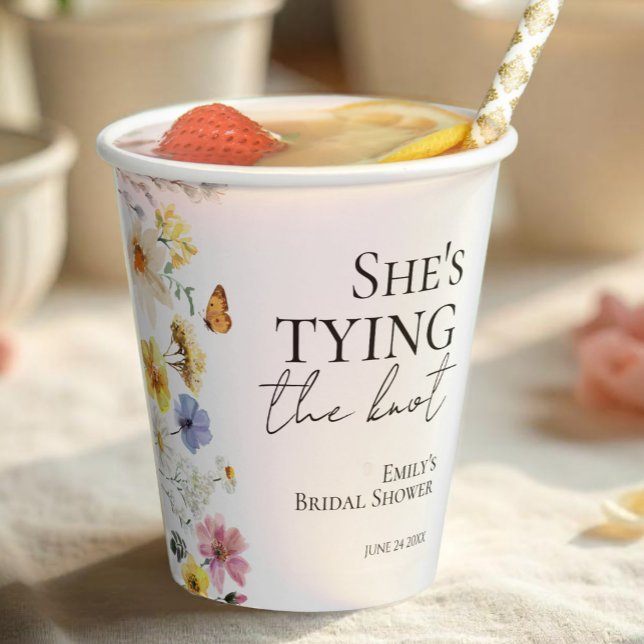 Sie bindet den Knoten | WILDBLUME BRAUTPARTY Pappbecher (Von Creator hochgeladen)