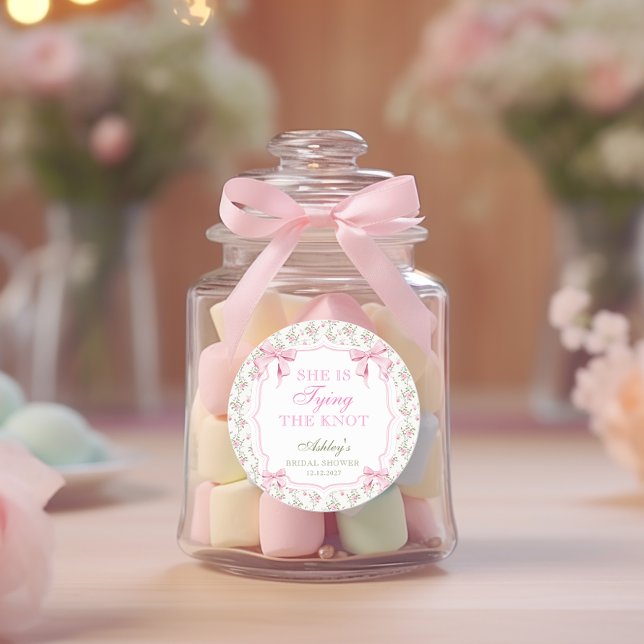 Sie bindet den Vintagen Knotrosa Bow Runder Aufkleber (Von Creator hochgeladen)