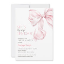 Sie bindet die Knot Bridal-Dusche an die Einladung