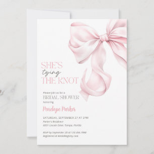 Sie bindet die Knot Bridal-Dusche an die Einladung
