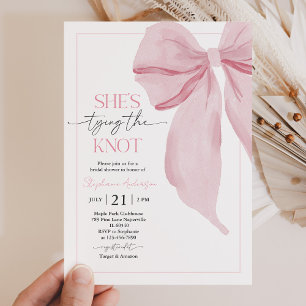 Sie bindet die Knot Bridal-Dusche an die Einladung