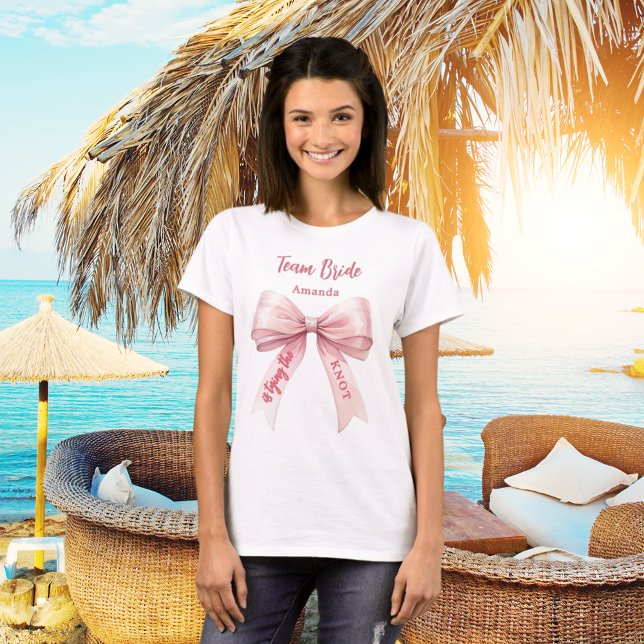 Sie bindet die Knoten-Schleife Team Braut T-Shirt (Von Creator hochgeladen)