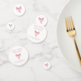 Sie bindet die weich rosa Dusche der Knöchel an Konfetti